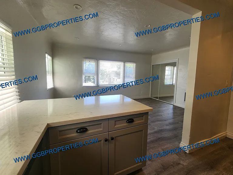310 W 8th St — Photo 8