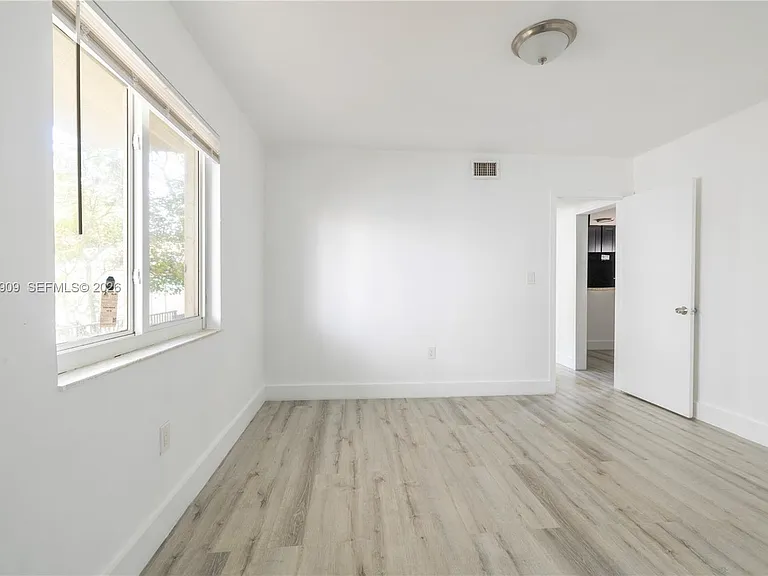 1091 SW 4th St #1 — Photo 6
