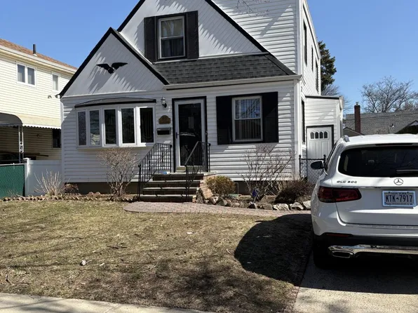 8111 261st St, Glen Oaks, NY 11004