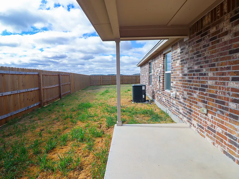 1914 Castroville Trl — Photo 21