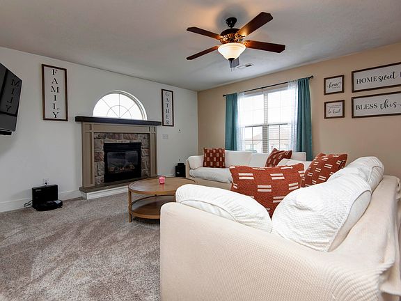 3rd image of 1008 Aaron Avenue