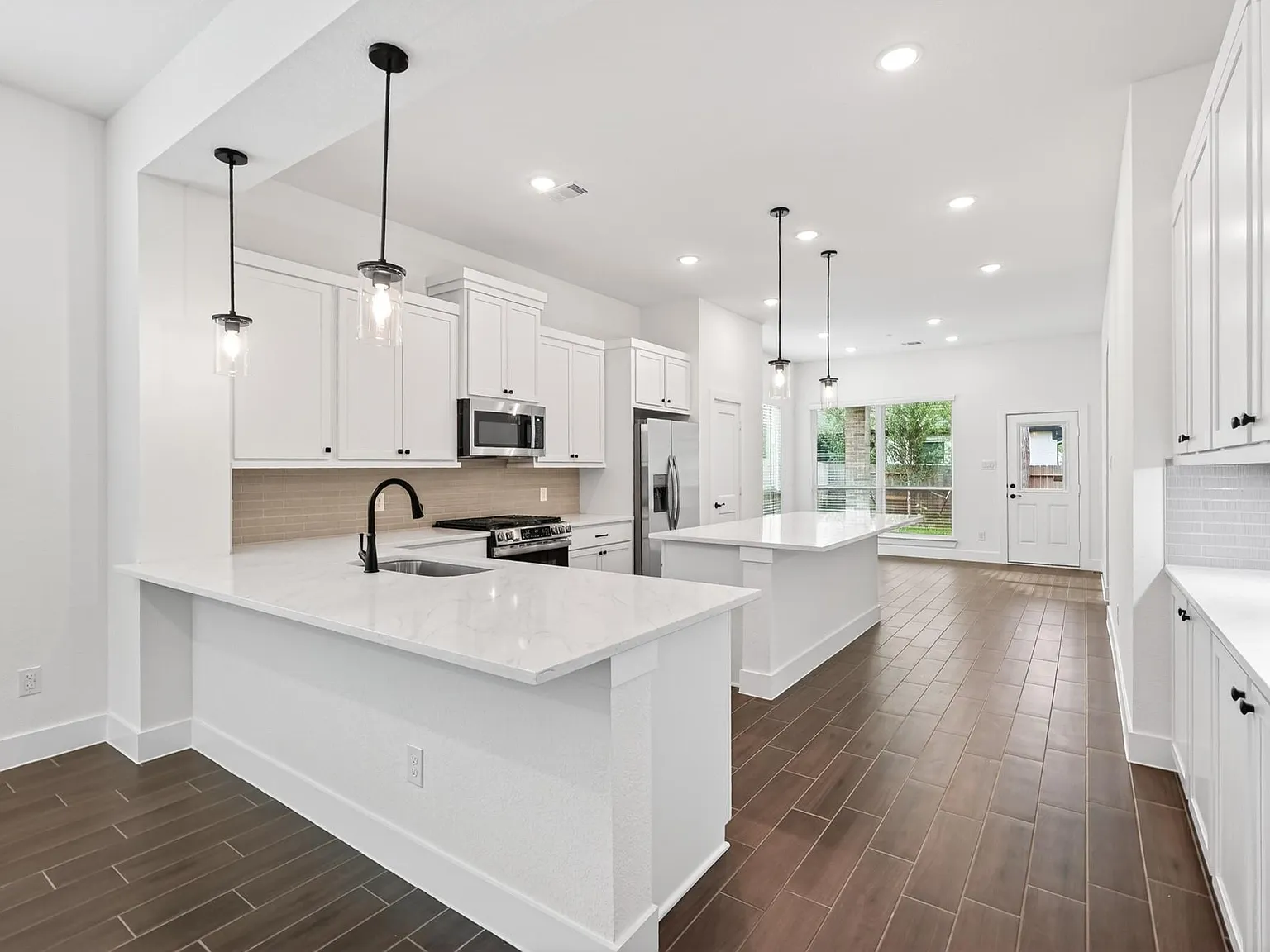 3 bed, 2.0 bath, 1702 sqft, $2,450 — Photo 2