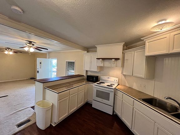 2nd image of 3041 Featherstone Dr