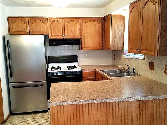 3rd image of 60 Hawthorne Pl APT 18