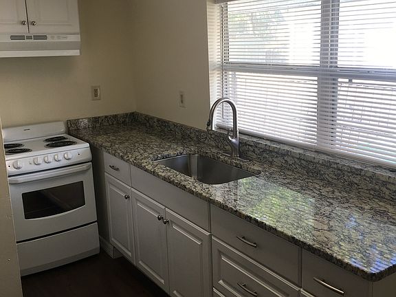 3rd image of 917 E Shadowlawn Ave APT 2