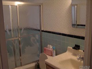 4th image of 1594 Woodstock St