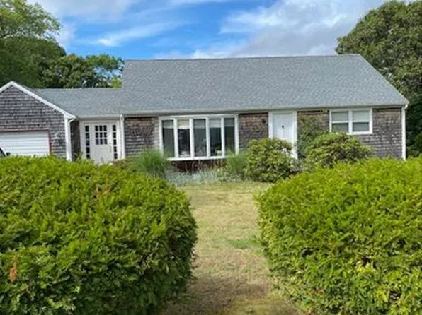 19 Lagoon Rd, Oak Bluffs, MA 02557
