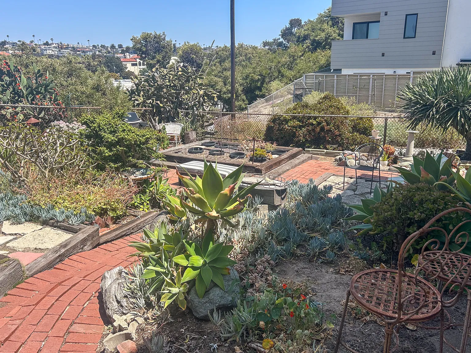 3 bed, 1000 sqft, $5,400 — Photo 3