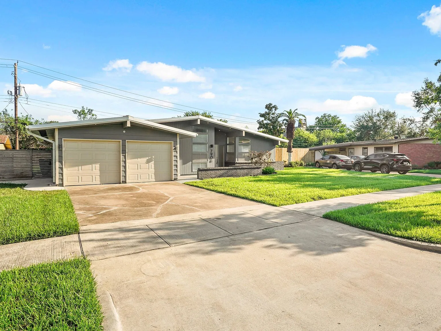 3 bed, 2.0 bath, 1756 sqft, $2,400 — Photo 2
