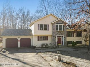 230 Ravenhill Rd, Tamiment, PA 18371