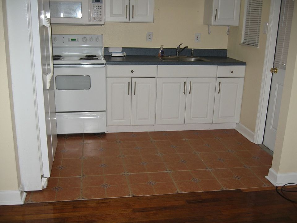 2nd image of 132 E Davis Blvd