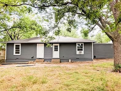 2nd image of 913 W Pecan St