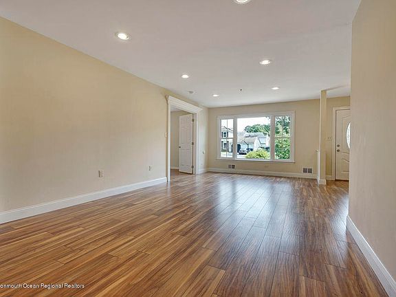 4th image of 718 Vivian Dr
