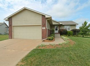 617 S Country Lakes Cir, Haysville, KS 67060