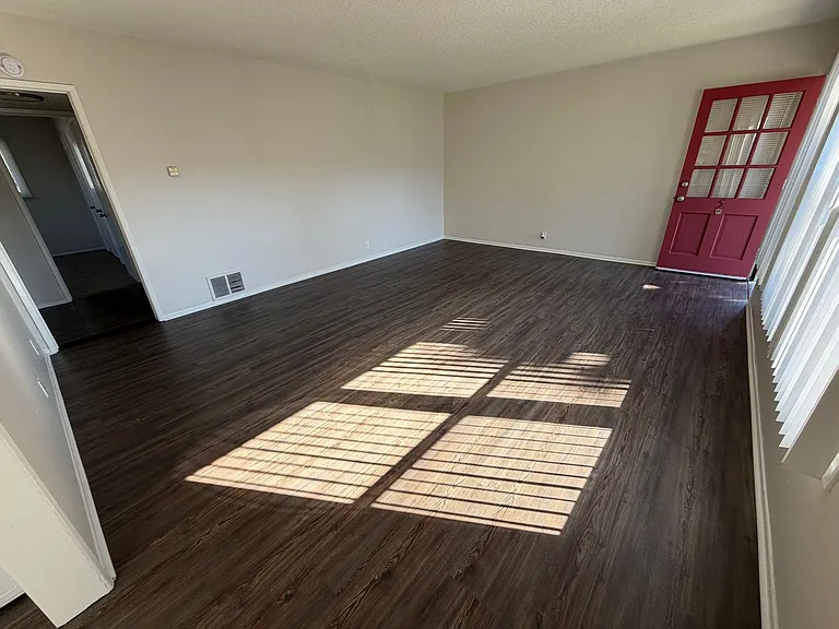 Spacious 1 Bedroom/1 Bathroom Apartment - $500 Off Move In + Reimbursed Application Fee — Photo 14