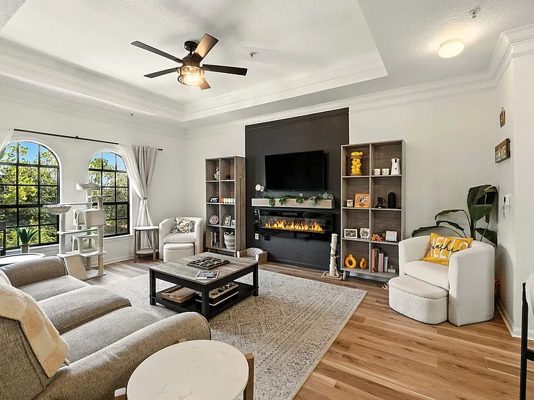 7-web-or-mls-211 Longview Ave 306_07_10212025