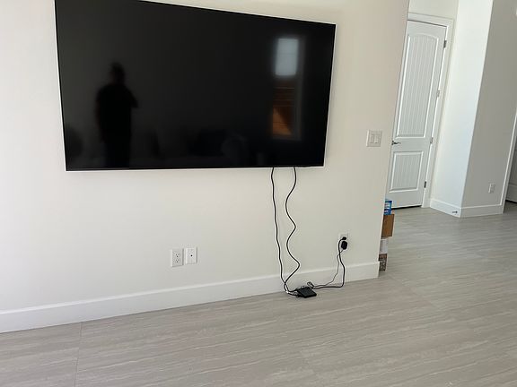 5th image of 104 E Pompano St