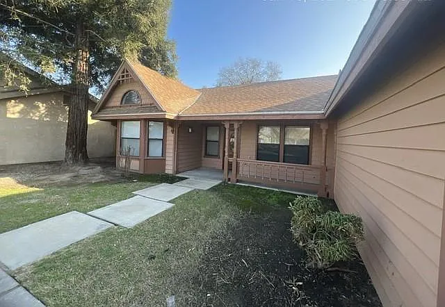 2122 N Clark Ct — Photo 3