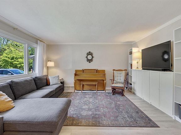 2nd image of 505 E Dallas Ct