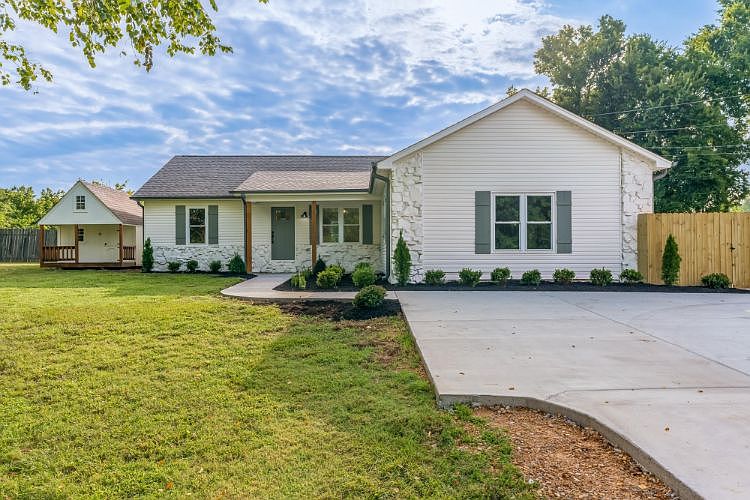 1st image of 326 Twin Lakes Cir
