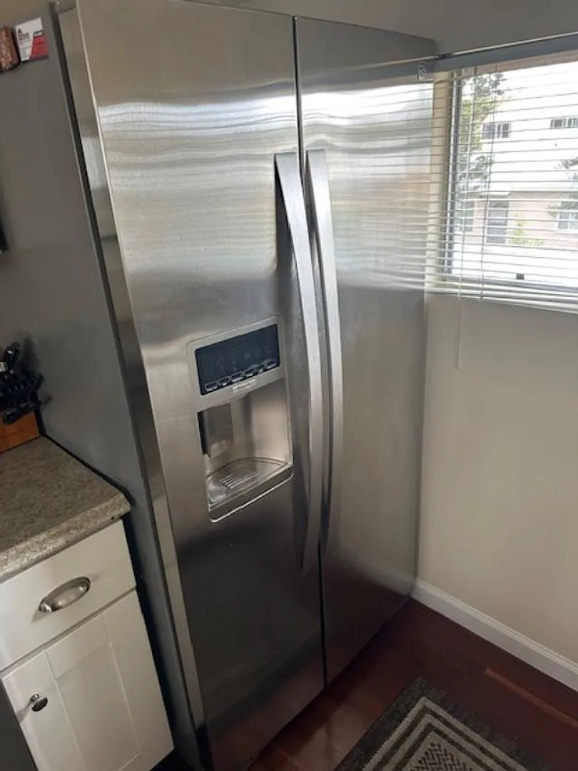 Beautiful 2bed + 2bath Condo located on a Mature Tree-lined Street in the Heart of Santa Monica. — Photo 3