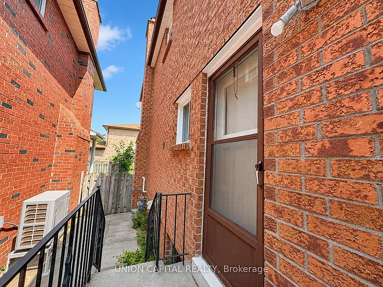 9 Sunbird Cres #BASEMENT — Photo 2