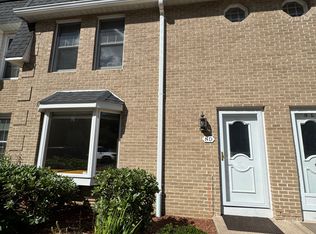 8 Mansion Woods Dr #D, Agawam, MA 01001