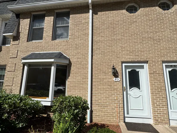 8 Mansion Woods Dr #D, Agawam, MA 01001