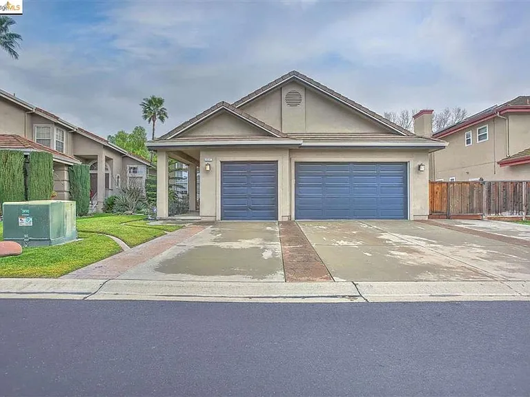2317 Wayfarer Dr — Photo 1