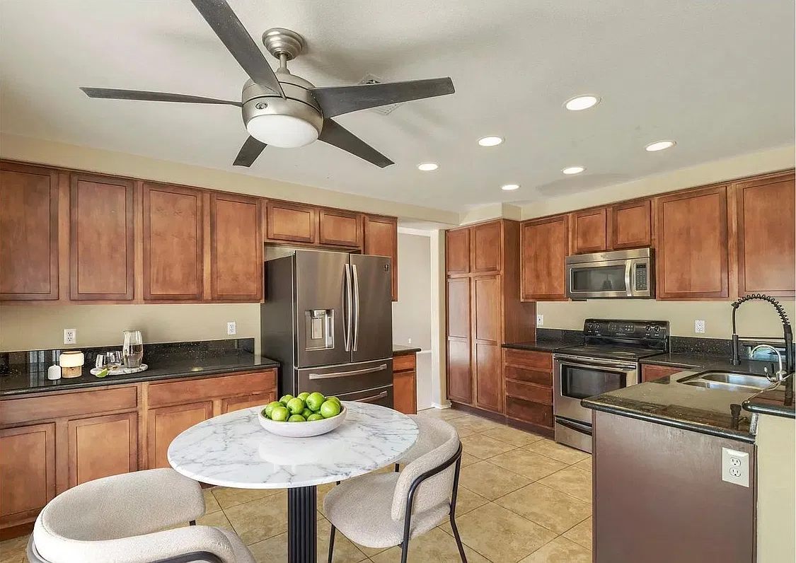 4 bed, 3.0 bath, 2400 sqft, $3,100 — Photo 2