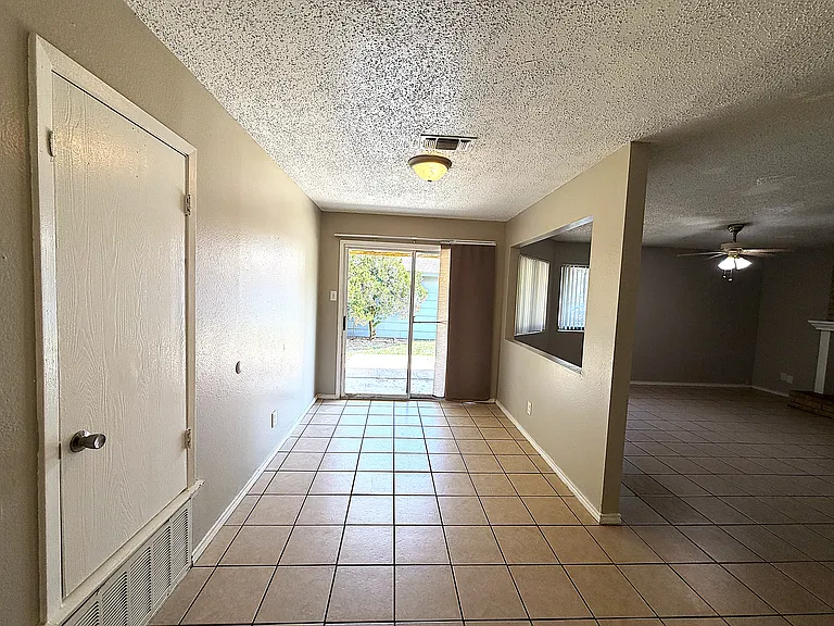 2105 Coach Dr — Photo 4