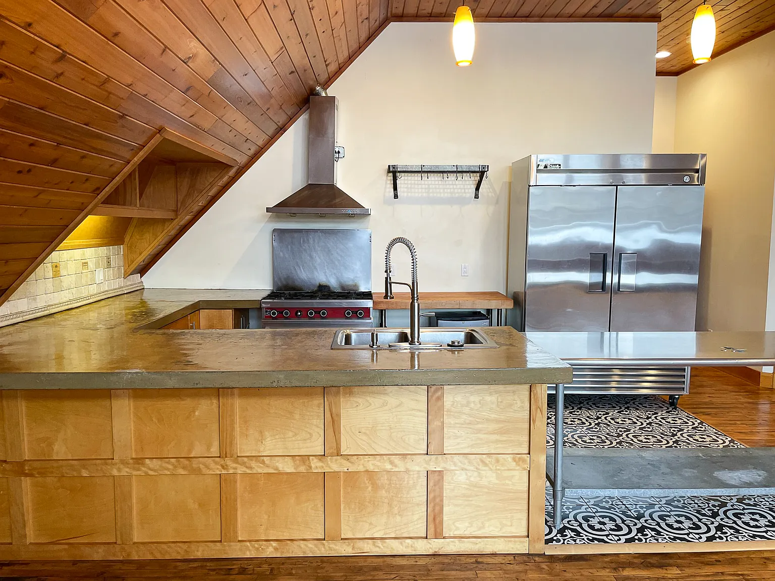 2 bed, 1950 sqft, $3,000 — Photo 1