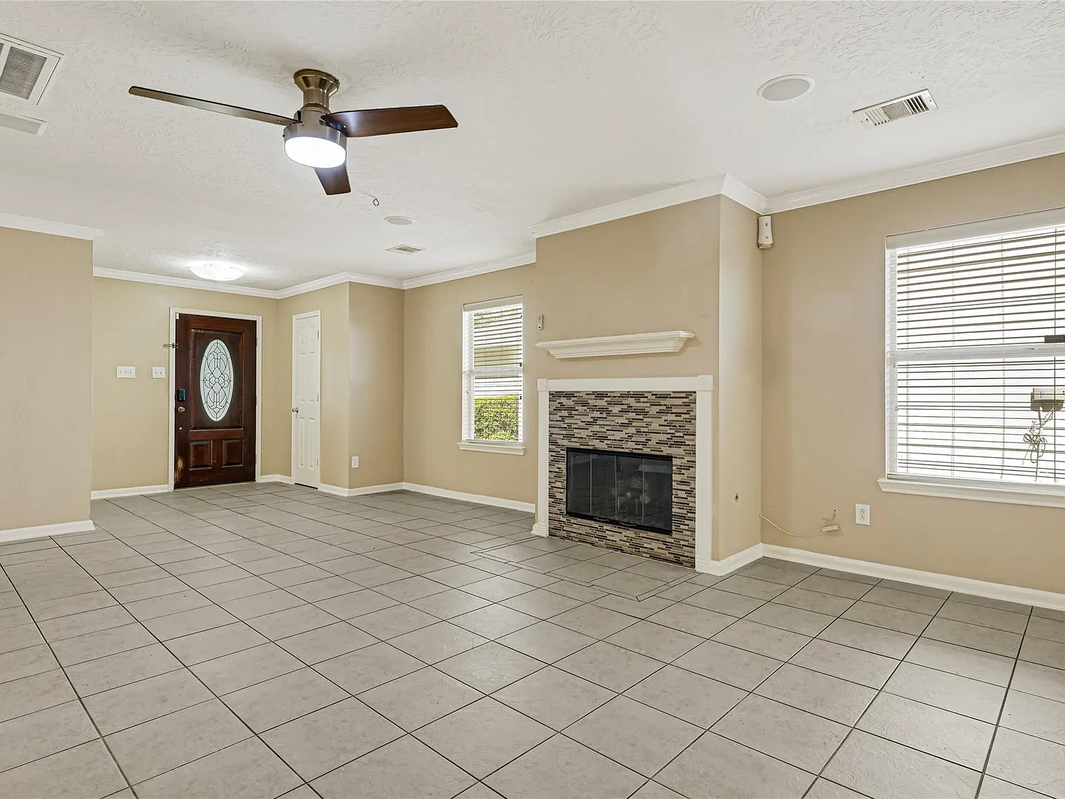 5 bed, 2.5 bath, 2496 sqft, $2,100 — Photo 4