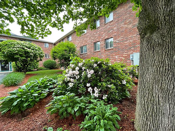 Beautiful landscaping at Highland Estates Apartments in Milford, NH