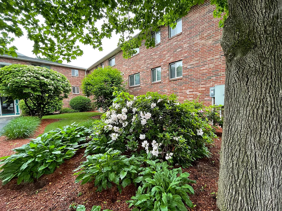 Beautiful landscaping at Highland Estates Apartments in Milford, NH