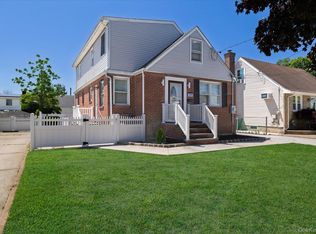 191 Raff Ave, Mineola, NY 11501