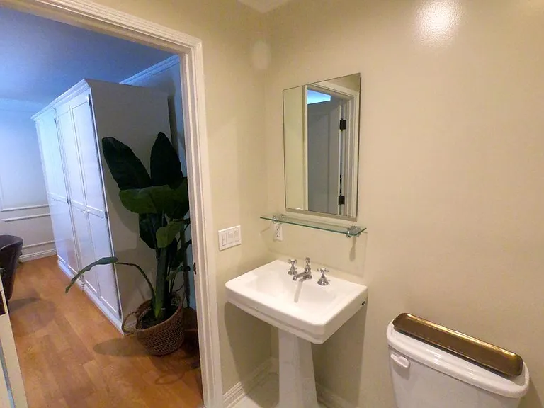 2285 N Beachwood Dr #12 — Photo 23