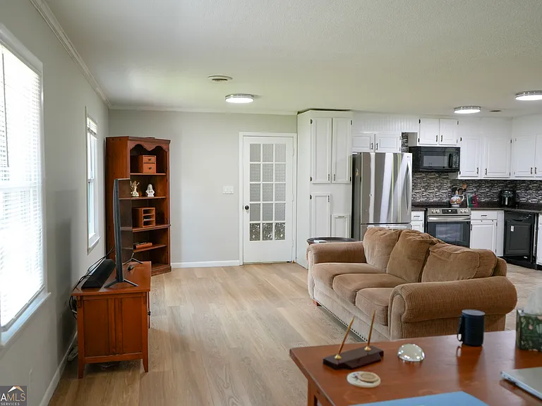307 Pinewood Dr — Photo 6