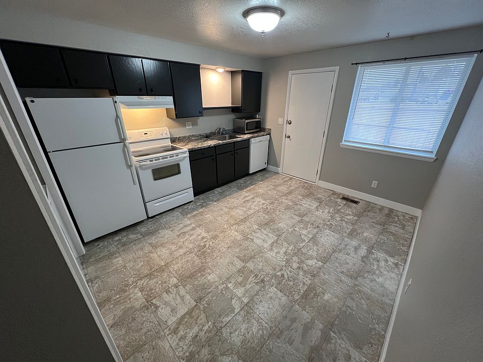 Kitchen with eat-in dining space