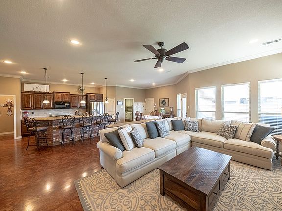 5th image of 6000 Oak Creek Dr