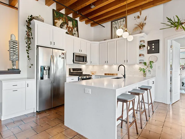 2310 W Nelson St #301 — Photo 3