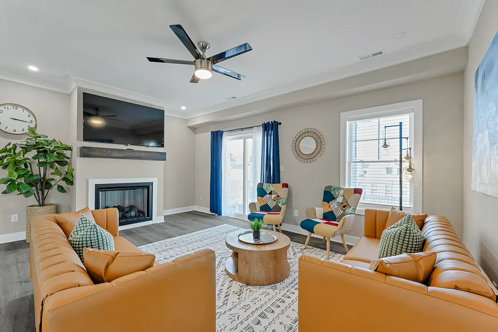4 bed, 2.5 bath, 2027 sqft, $10,500 — Photo 2