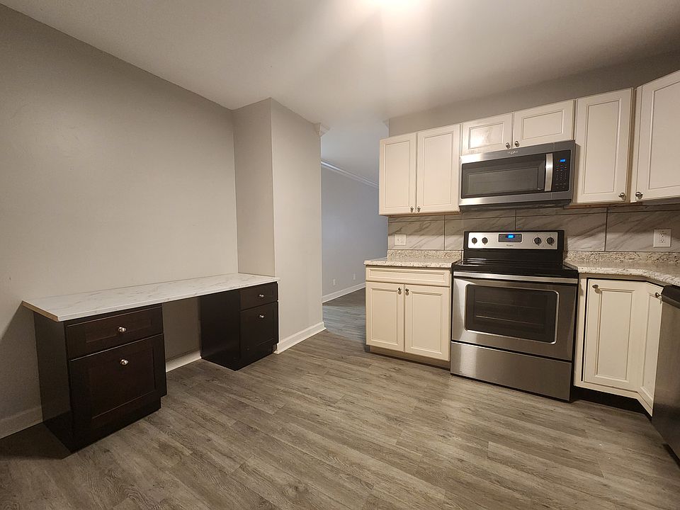 Kitchen, Desk is removable