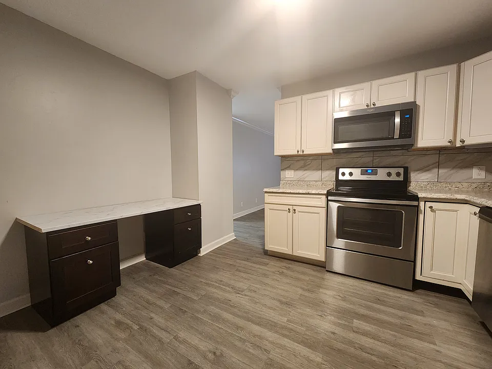 Kitchen, Desk is removable