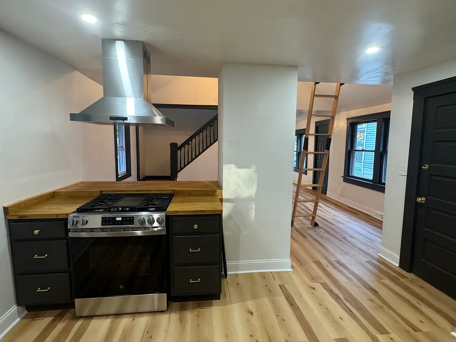 3 bed, 1100 sqft, $3,250 — Photo 2