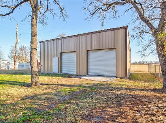 2nd image of 2503 Oaks Dr