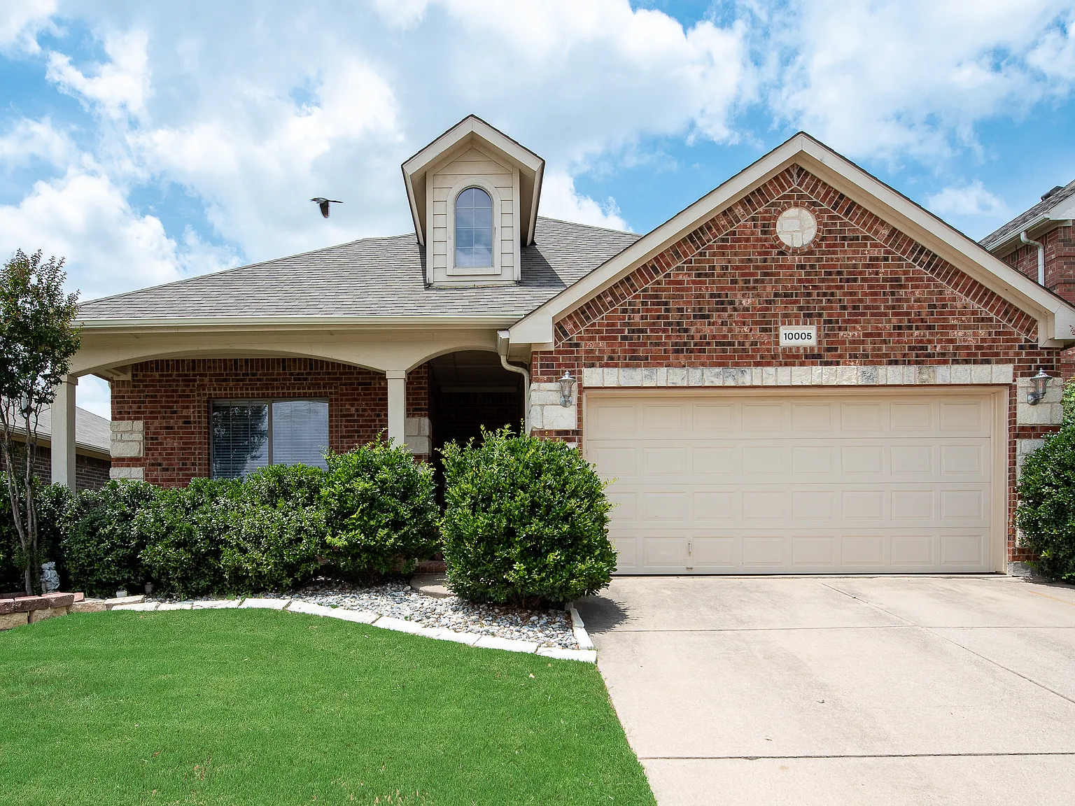 3 bed, 2.5 bath, 2441 sqft, $2,699 — Photo 3