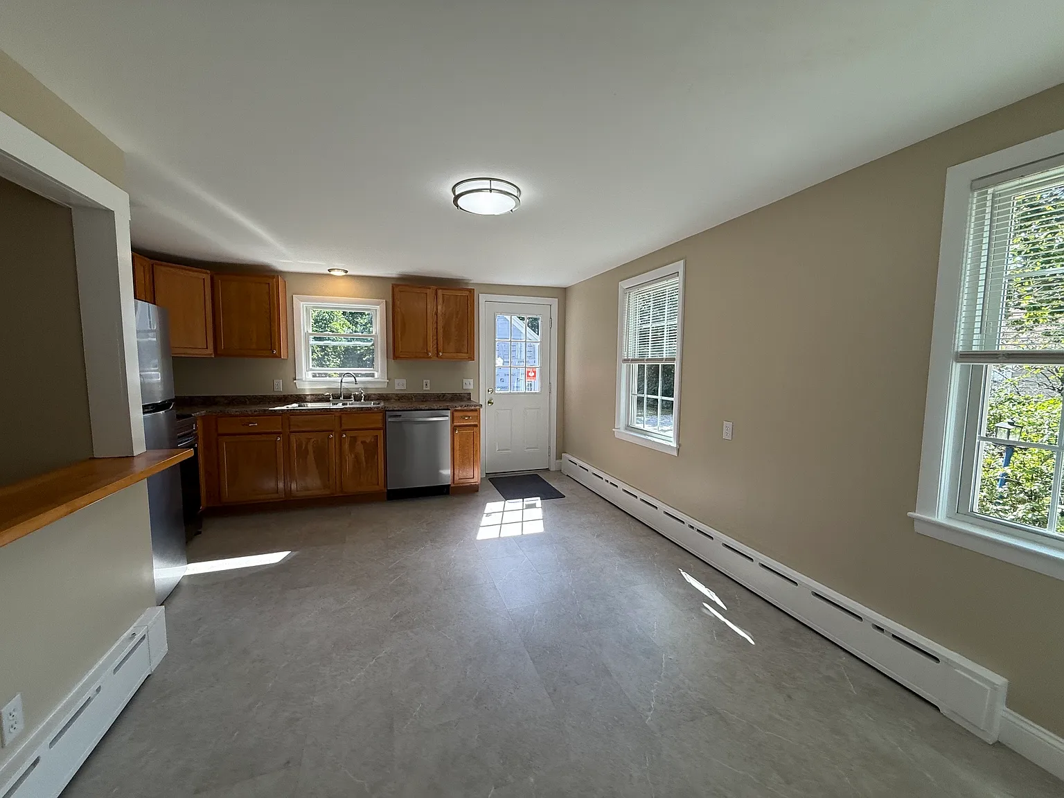 3 bed, 1.5 bath, 1400 sqft, $2,100 — Photo 4
