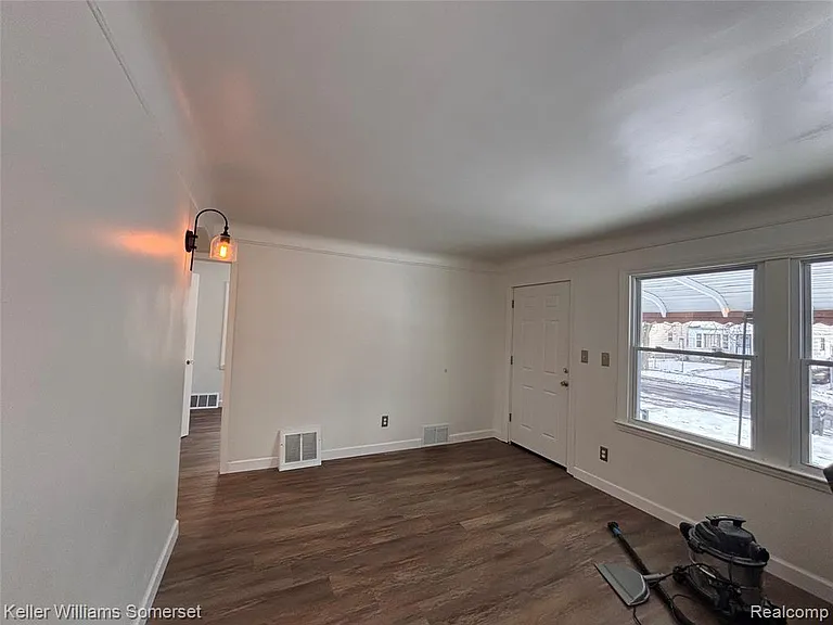 19425 Fenmore St — Photo 2