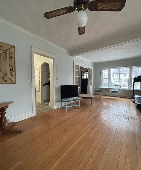 Doorway into kitchen.